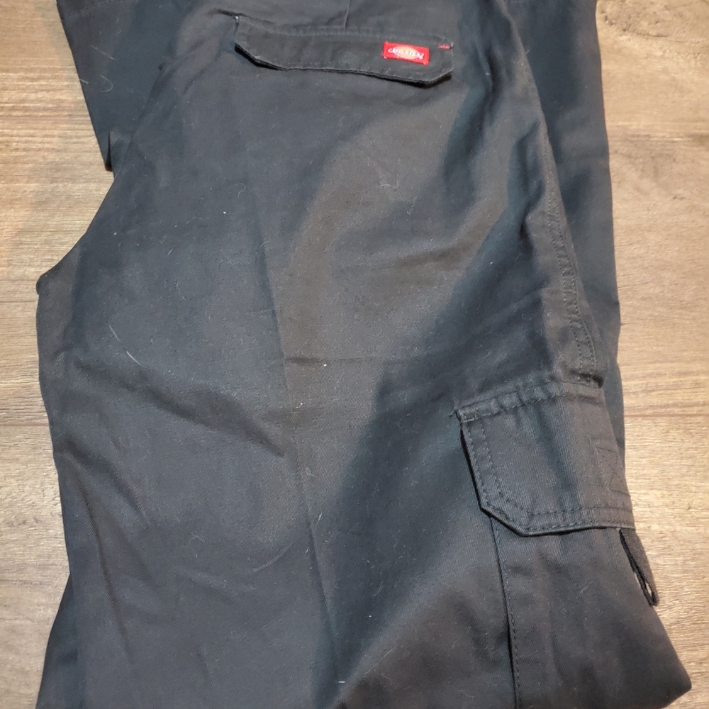 Womens Dickies relaxed cargo pants- black